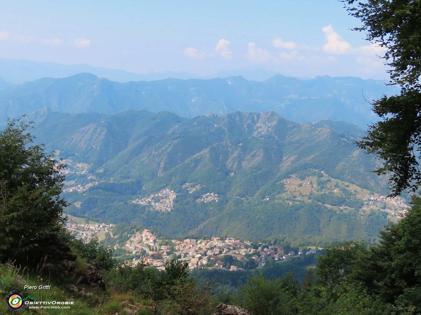 58 Dal Baitel del Gusti finestra su Costa Serina e Val Serina.JPG